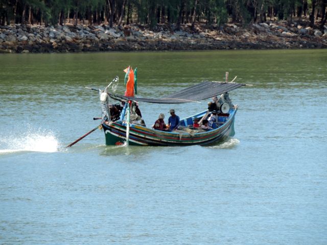 In Narathiwat geht ein Fischer zur Arbeit.